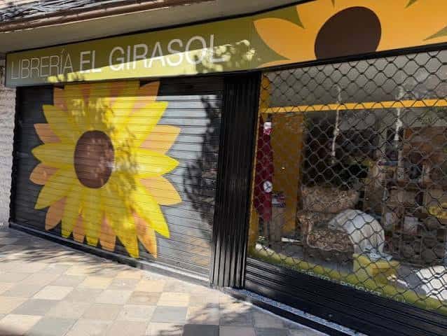 Vista exterior de Librería El Girasol con persiana decorada con girasol