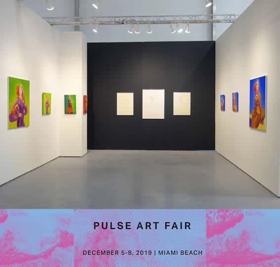 Vista interior de la galería con obras de arte expuestas