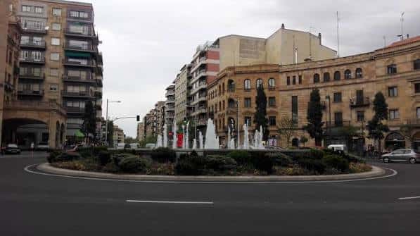Vista panorámica de la Plaza de la Puerta de Zamora con fuente central y edificios históricos al atardecer