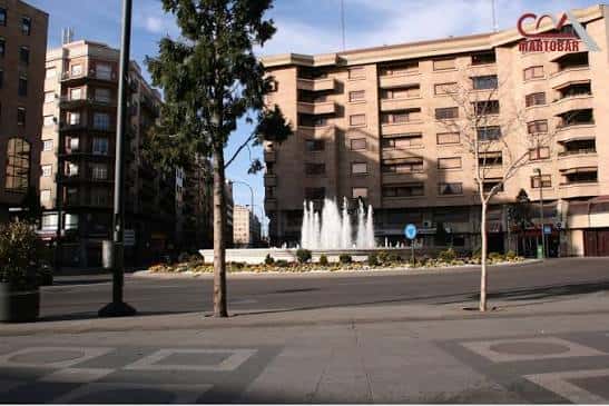Plaza de la Puerta de Zamora en Salamanca con fuente activa y entorno urbano tranquilo