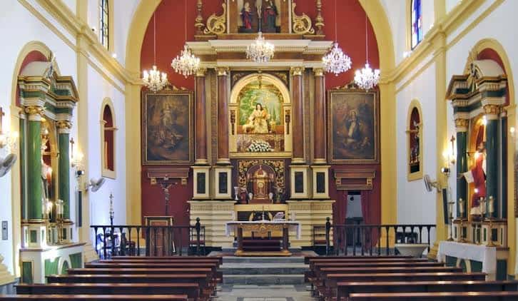 Vista del interior de la iglesia mostrando el altar mayor y las naves laterales