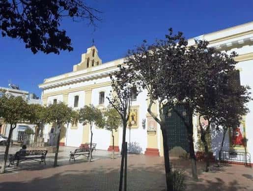 Fachada principal de la iglesia de la Divina Pastora desde la plaza
