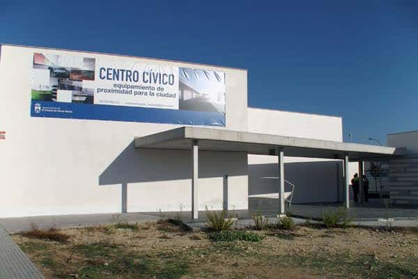 Vista exterior del Centro Cívico Augusto Tolón en un día soleado