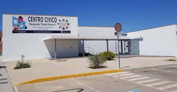 Fachada principal del Centro Cívico con cartel informativo