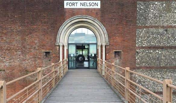 Entrada principal de Fort Nelson con puente de madera y arco de ladrillo