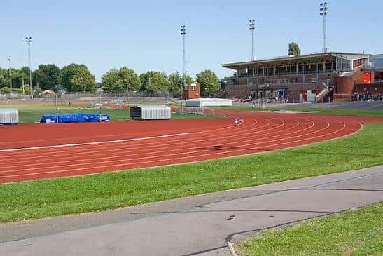 Pista de atletismo al aire libre con gradas del Mountbatten Centre