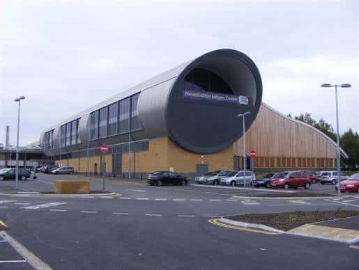 Vista exterior del Mountbatten Leisure Centre con su distintiva fachada curva
