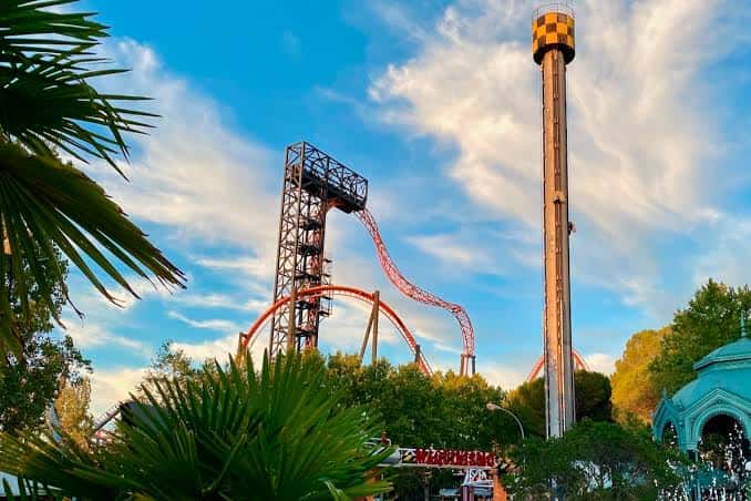 Vista panorámica de atracciones y torres del parque