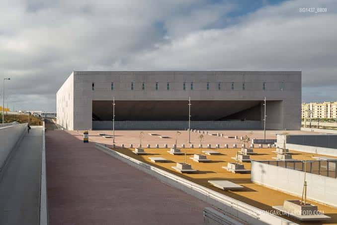 Fachada exterior del Gran Canaria Arena con diseño arquitectónico moderno y cielo nublado