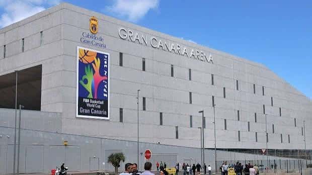 Vista frontal del Gran Canaria Arena con cartel del FIBA Basketball World Cup y entrada principal