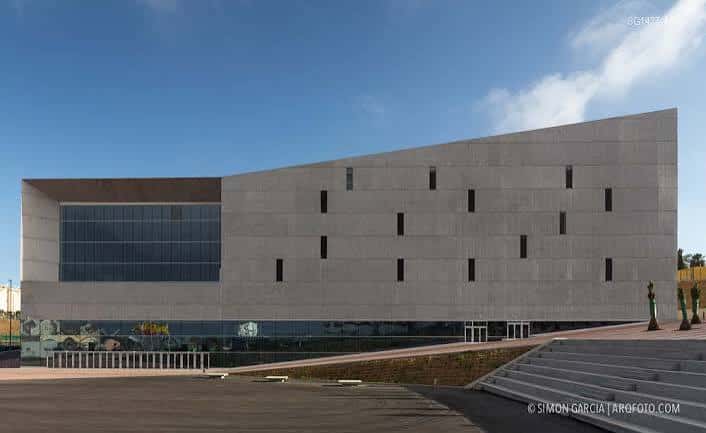 Ángulo lateral del Gran Canaria Arena mostrando su fachada de hormigón y grandes ventanales