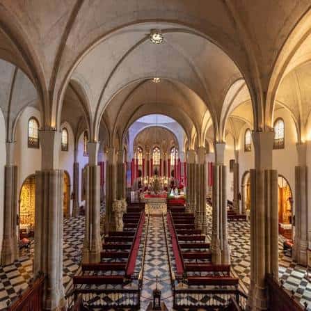 Interior de la catedral mostrando la nave central, bóvedas y altar mayor