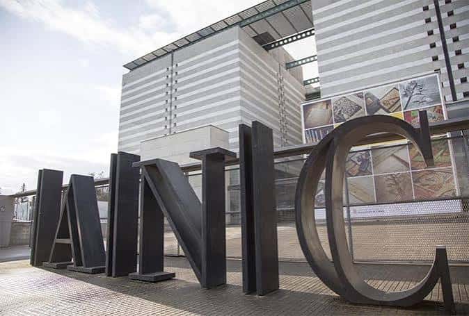 Letreros metálicos de ANIC frente al edificio del archivo en Sant Cugat del Vallès