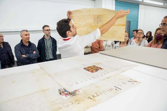 Evento de exhibición de documentos históricos en el interior del Arxiu Nacional de Catalunya