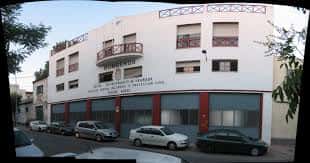 Vista actual del edificio del Parque Norte de Bomberos, con vehículos estacionados y letrero visible