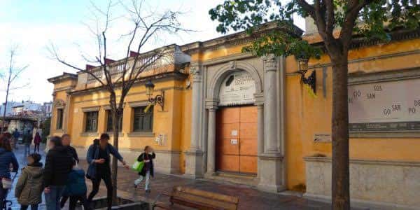Fachada de la Sala Fidel Aguilar con árboles y personas caminando frente al edificio