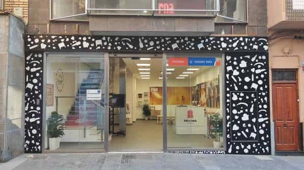 Fachada exterior de la Oficina de Turismo de Paterna con decoración de siluetas blancas
