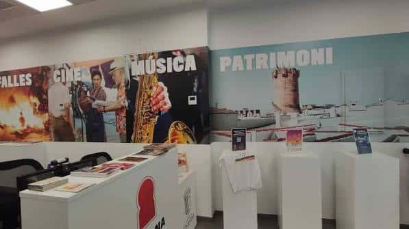 Área de información turística con paneles sobre patrimonio y música