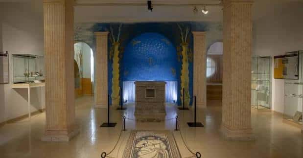 Sala de exposiciones con columnas y mosaico en el suelo