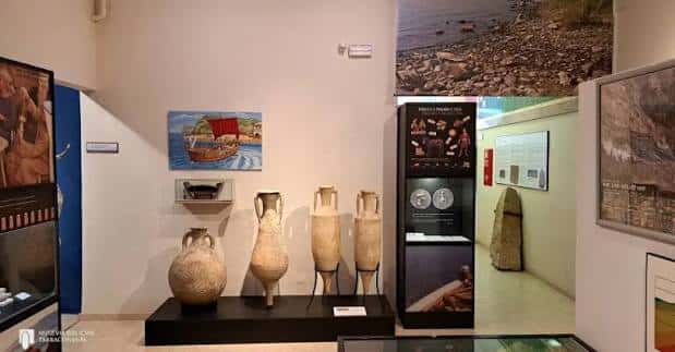 Exposición de ánforas y piezas arqueológicas en el museo