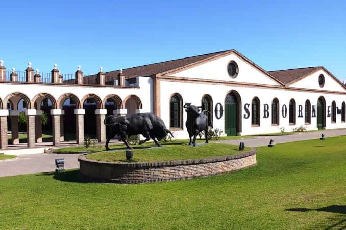 Vista exterior de las Bodegas Osborne con sus icónicas esculturas de toros