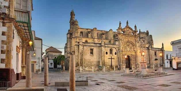 Vista exterior de la Basílica de Nuestra Señora de los Milagros al atardecer