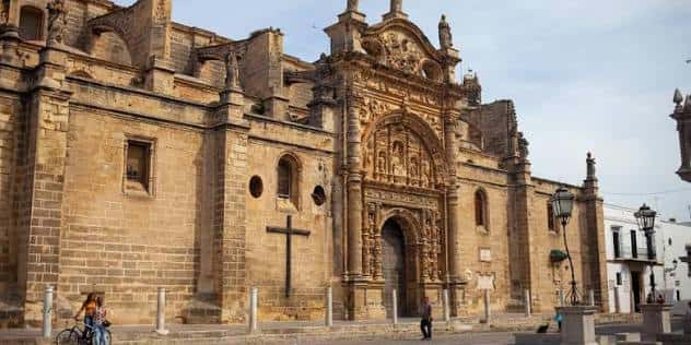 Fachada principal de la Basílica con detalles arquitectónicos barrocos