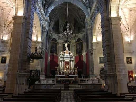 Interior de la basílica con altar mayor y bóvedas góticas