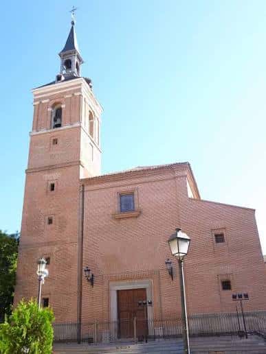 Fachada principal de la Iglesia de San Salvador en Leganés con torre y cielo despejado