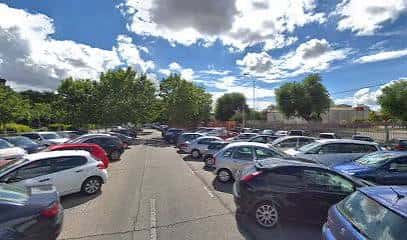 Vista general del aparcamiento al aire libre en Leganés con vehículos estacionados