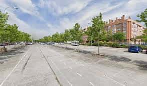 Avenida de la Lengua Española en Leganés con carril de aparcamiento y árboles
