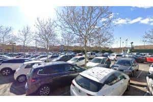 Aparcamiento público en Leganés con coches estacionados bajo cielo despejado