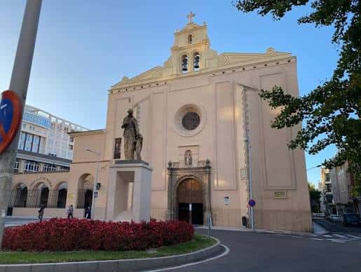 Fachada principal de la Iglesia de Santo Domingo en Badajoz durante el día