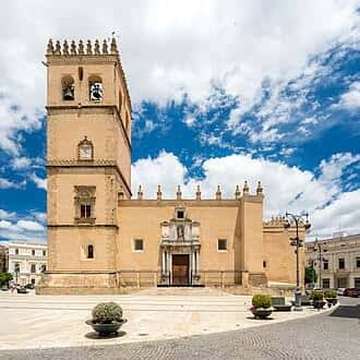 Vista frontal de la Catedral de San Juan Bautista con su torre característica bajo cielo azul