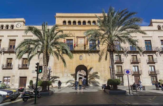 Fachada principal del Ayuntamiento de Elche bajo cielo azul