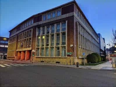 Fachada del conservatorio al atardecer con iluminación cálida
