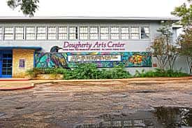 Fachada exterior del Dougherty Arts Center con murales artísticos