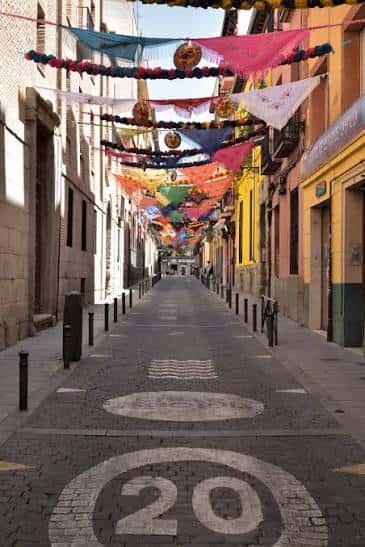 Calle del Oso decorada con banderines festivos y adoquines tradicionales