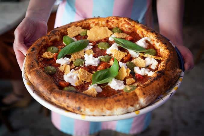 Pizza napolitana con albahaca y queso fresco