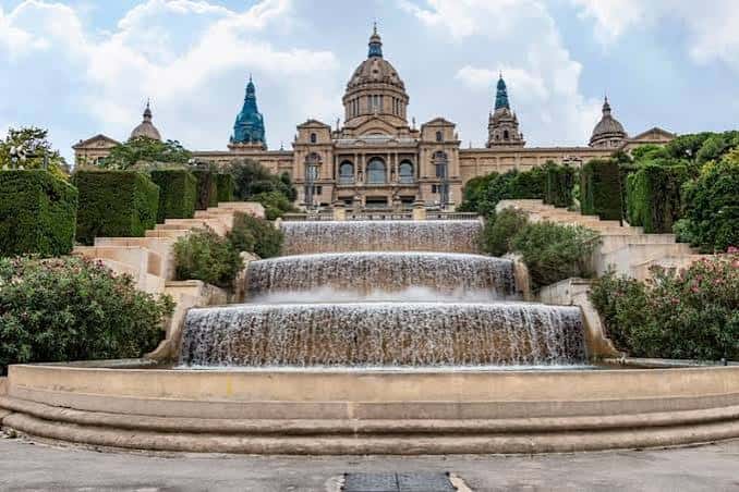 Vista frontal del Palau Nacional con cascada y jardines en el Parc de Montjuïc