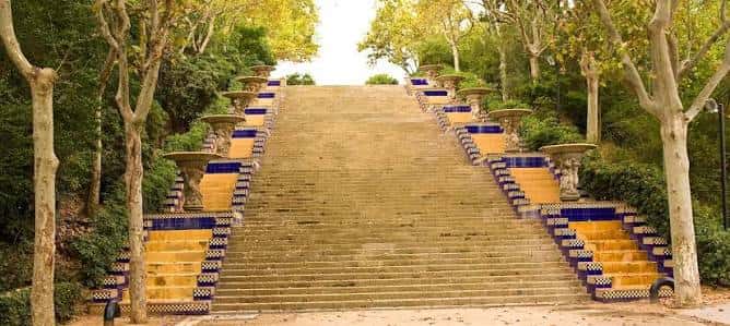 Escalinata monumental con detalles cerámicos azules y amarillos en el parque