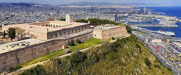 Vista aérea del Castillo de Montjuïc con panorámica de Barcelona y el puerto