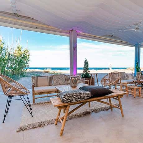 Zona de lounge con sofás y vistas al mar