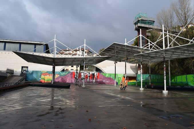 Vista general de la Plaza Haundi con sus estructuras de sombra y murales de arte urbano