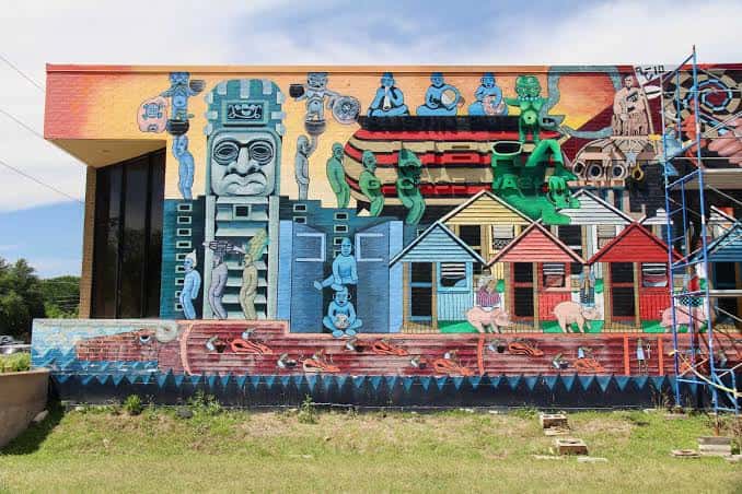 Mural colorido en la fachada del centro cultural