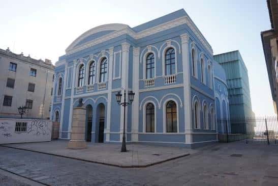Vista exterior del Teatro Ramos Carrión con su fachada azul y detalles neoclásicos
