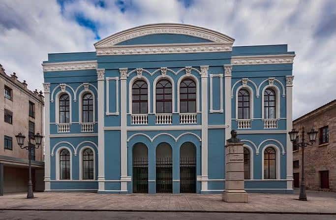 Fachada frontal del Teatro Ramos Carrión bajo cielo nublado, mostrando su arquitectura clásica