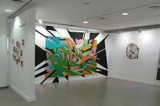 Interior de la galería con una instalación artística abstracta de colores vibrantes