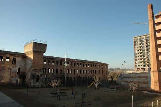 Vista panorámica de la Fàbrica dels Panyos con el patio y la torre de agua al fondo