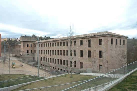 Vista general de la Fàbrica dels Panyos desde el parque circundante